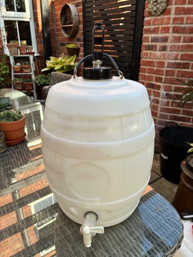 Pressure beer barrel keg with - pressure,